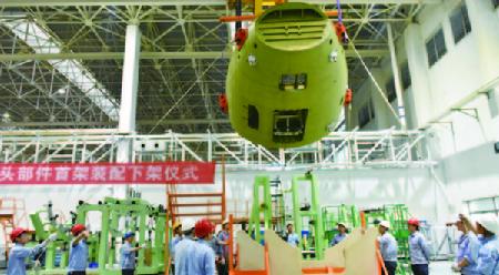 首架“新舟”700机头部件在成飞民机下线。